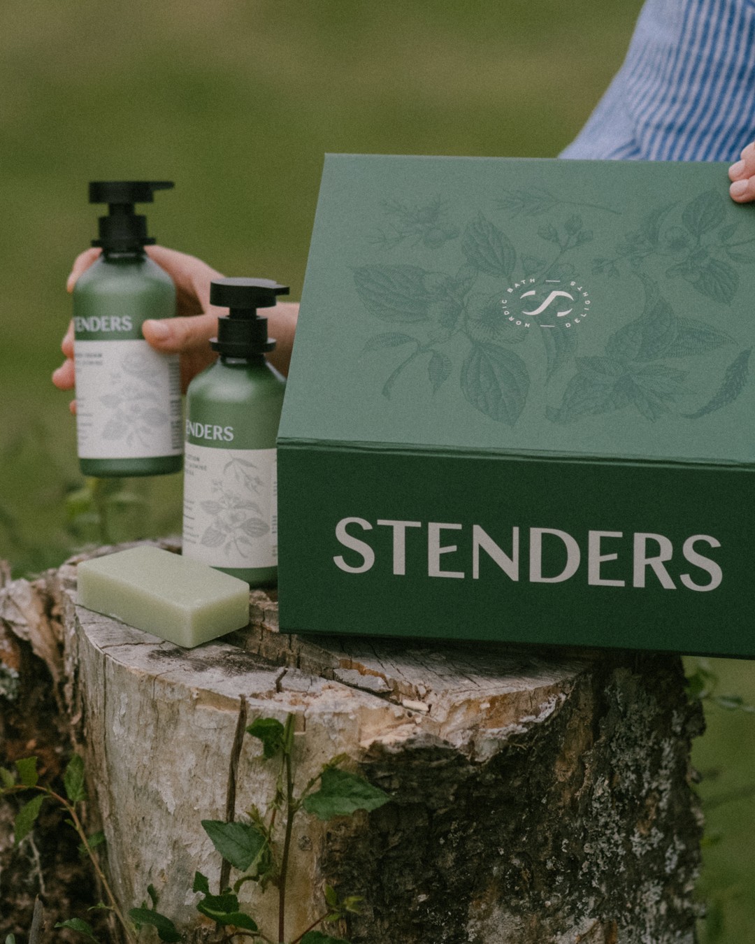 STENDERS Nordic Jasmine gift box and bottles on a tree stump