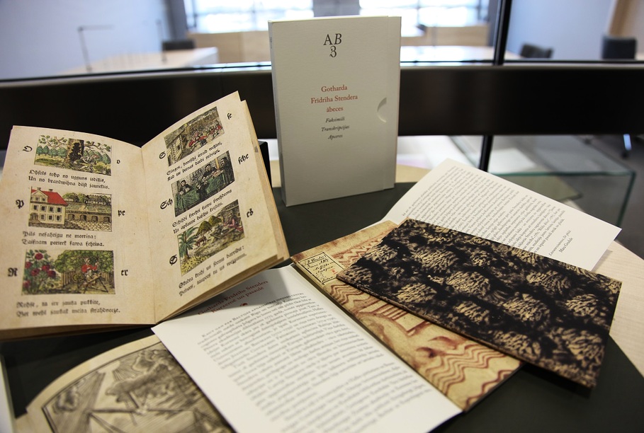 Gotthard Friedrich Stender's historical Latvian primer displayed with facsimile pages